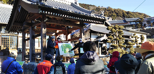 滝沢町林慶寺で正月行事の話を聞く