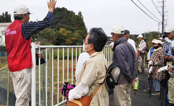 当時の増水と被災状況の説明を聞く参加者